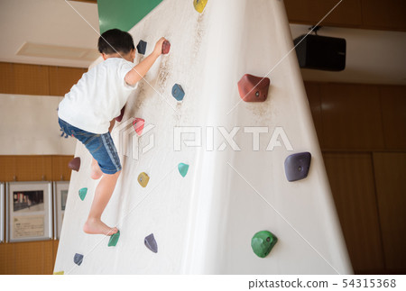 做bouldering的小學男孩 54315368