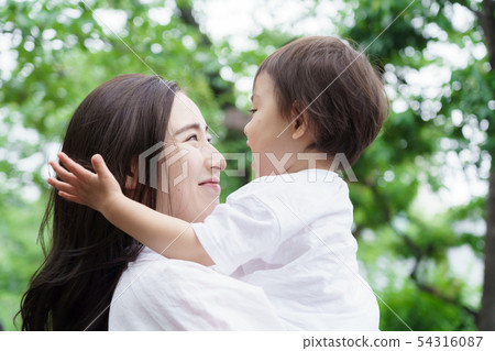 撫養子女的母親 54316087
