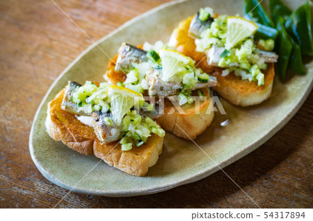 油沙丁魚意式烤麵包片 油沙丁魚意式烤麵包片 54317894