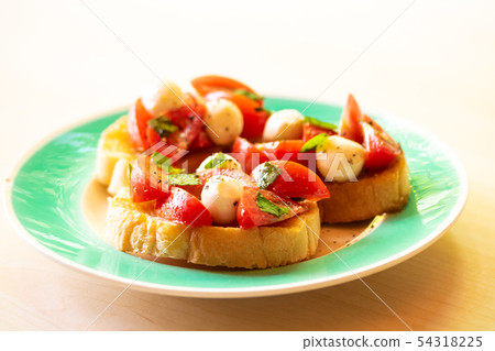 意式烤麵包配番茄和馬蘇里拉奶酪 54318225