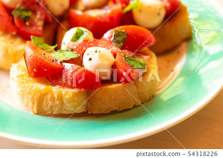 意式烤麵包配番茄和馬蘇里拉奶酪 意式烤麵包配番茄和馬蘇里拉奶酪 54318226