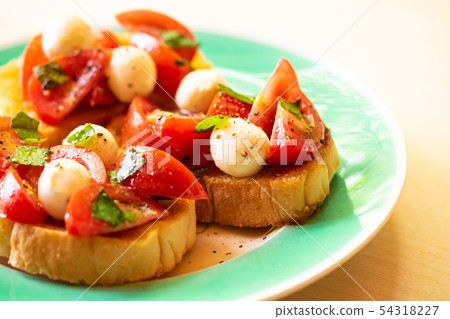 意式烤麵包配番茄和馬蘇里拉奶酪 54318227