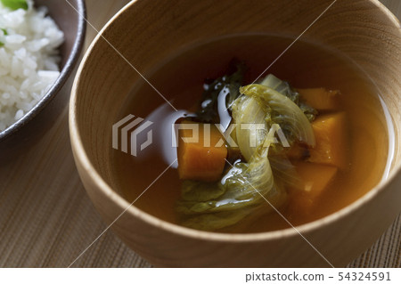 日式湯配生菜和南瓜 54324591
