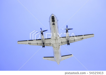 一架飛機正好在薩博340B上空飛行 一架飛機正好在薩博340B上空飛行 54325913