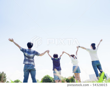 握手的家庭在一個晴朗的公園 握手的家庭在一個晴朗的公園 54328015