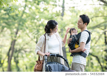 抱著嬰孩育兒育兒家庭公園初夏的年輕夫婦 54332084