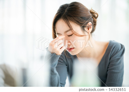 女人身體狀況不佳 54332651