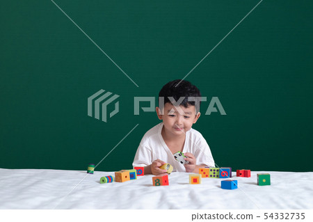 3 years old Asian boy play toy or square block 54332735