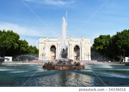 Navoy歌劇芭蕾舞劇院和噴泉塔什幹在烏茲別克斯坦 Navoy歌劇芭蕾舞劇院和噴泉塔什幹在烏茲別克斯坦 54336016