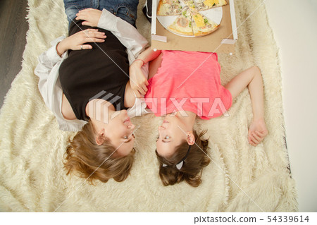 girls eats pizza 54339614