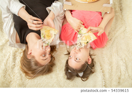 girls eats pizza 54339615