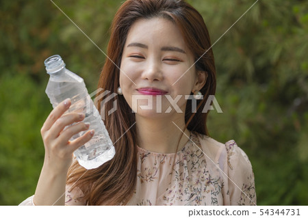 年輕女子韓國水 年輕女子韓國水 54344731