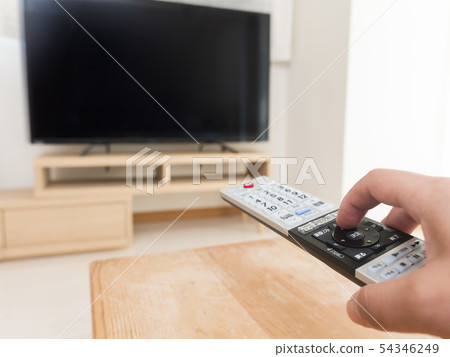 一隻手操作大型電視的遙控器 54346249