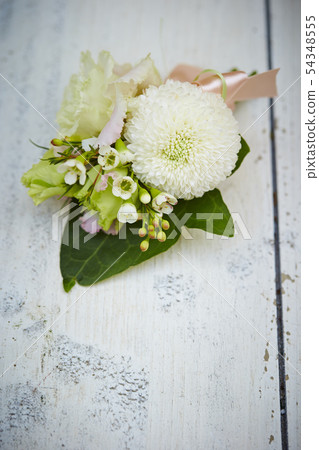 使用絨球菊花的插花胸花 54348555