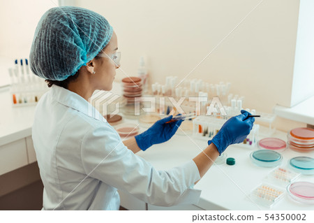 Intelligent smart woman working in the medical lab 54350002