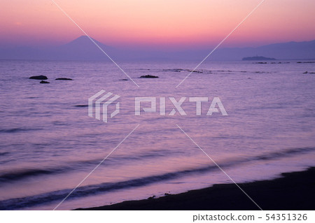 The evening purple sea 54351326