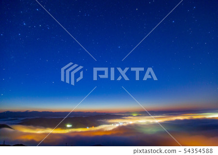 從Mt. Takaya的雲海和仙后座 從Mt. Takaya的雲海和仙后座 54354588
