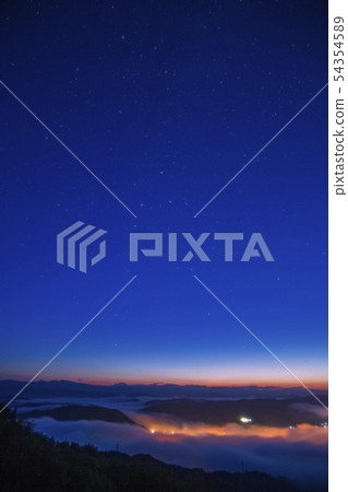 從Mt. Takaya的雲海和仙后座 從Mt. Takaya的雲海和仙后座 54354589