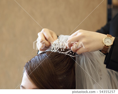 Bride putting on Tiara 54355257