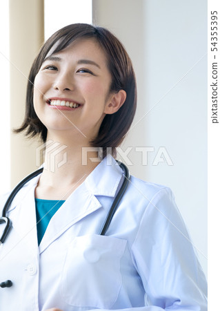 白色的一位女士 54355395