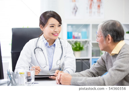 Female doctor see elder patient 54360356