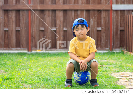 孩子男孩庭院戲劇足球 54362155