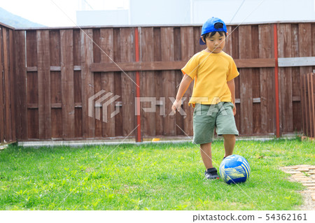 孩子男孩庭院戲劇足球 54362161