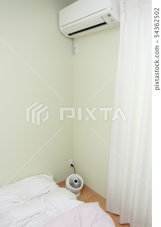 Rainy season (Summer Summer Air conditioner Indoor air conditioner Rainy bad weather Fan cooler Air conditioner Bed Futon bedroom) Rainy season (Summer Summer Air conditioner Indoor air conditioner Rainy bad weather Fan cooler Air conditioner Bed Futon bedroom) 54362502