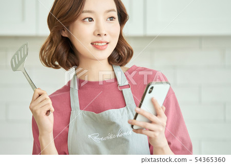 Woman cooking 54365360