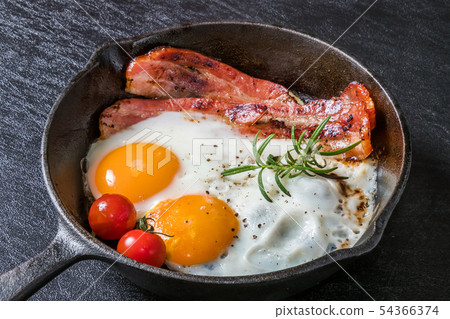 煎鍋配培根雞蛋培根煎蛋與鑄鐵煎鍋 煎鍋配培根雞蛋培根煎蛋與鑄鐵煎鍋 54366374
