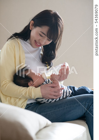 照顧做嬰孩與乳瓶的飲料牛奶 照顧做嬰孩與乳瓶的飲料牛奶 54369079
