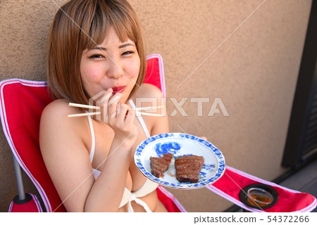 在家演奏在遊廊的泳裝的婦女烤肉 54372266