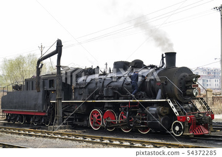 Chinese steam locomotive receiving maintenance Chinese steam locomotive receiving maintenance 54372285