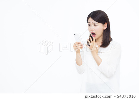 30多歲的女人和智能手機 54373016