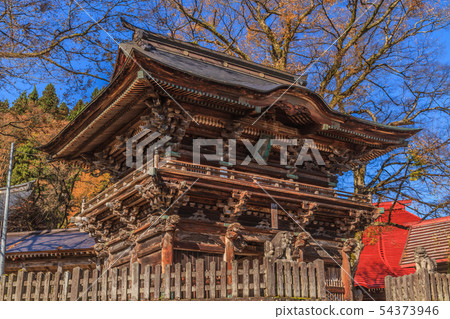 在秋天Bishamon寺廟的山門 54373946