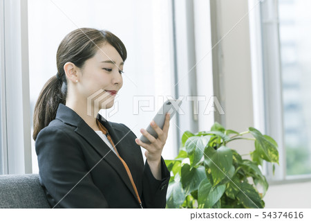 女人西裝智能手機 女人西裝智能手機 54374616
