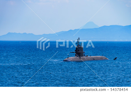 [Japan's defense image] Self-Defense Forces submarine sailing through Kagoshima Bay 54378454