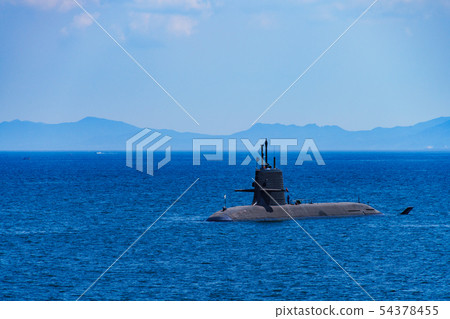 [Japan's defense image] Self-Defense Forces submarine sailing through Kagoshima Bay 54378455