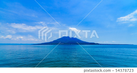 [鹿兒島的形象] [夏天的圖像]從晴朗的天氣的柏市海濱和櫻島看到的鹿兒島海灣 54378723