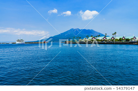 [鹿兒島的形象] [交通圖像]連接陽光櫻島和鹿兒島港的櫻島渡輪 54379147