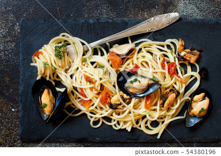 Spaghetti with mussels and tomatoes 54380196