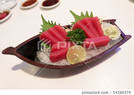 Akami (tuna) sashimi Akami (tuna) sashimi 54380379