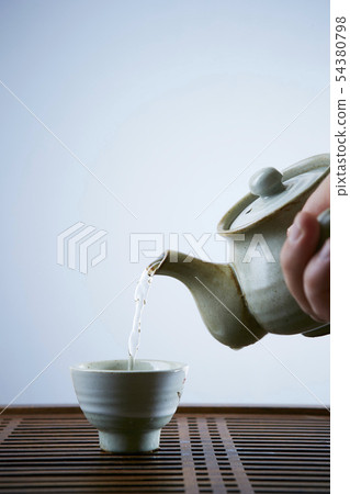 遞傾吐的茶茶杯茶杯中國茶圖像 54380798