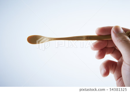 Hand holding a teacup 54381325