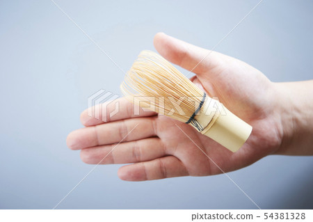 Hand holding a teacup 54381328