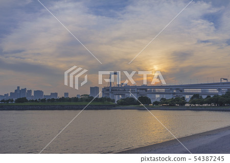Sunset over Tokyo Rainbow Bridge Sunset over Tokyo Rainbow Bridge 54387245