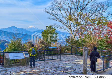 從東京八王子市秋天的高尾山頂看西南側的景色（向富士山） 54388855