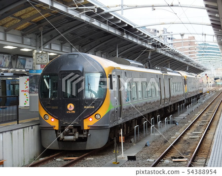 Train limited express Ishizuchi 8600 series stopped at JR Shikoku Takamatsu Station 54388954