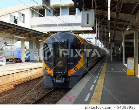 Train limited express Shiokaze Ishizuchi 8600 series stopped at JR Shikoku Matsuyama Station 54388955
