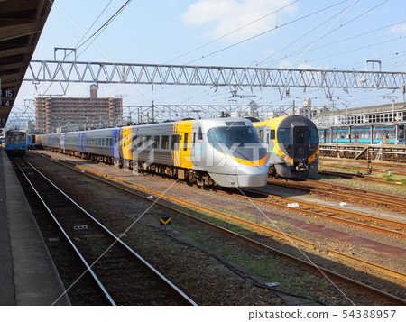 Old and new limited express trains stopped at JR Shikoku Matsuyama Station Shiokaze Zuchi 8000 series 8600 series 54388957
